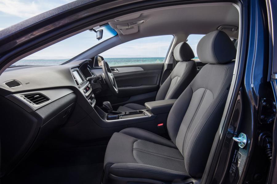 Интерьер Hyundai Sonata Active (LF) 2017 года  (AU) (фото 2 из 12)